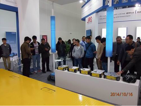 乐竞官网参展2014绵阳科博会-技术人员向观众演示机器人.jpg